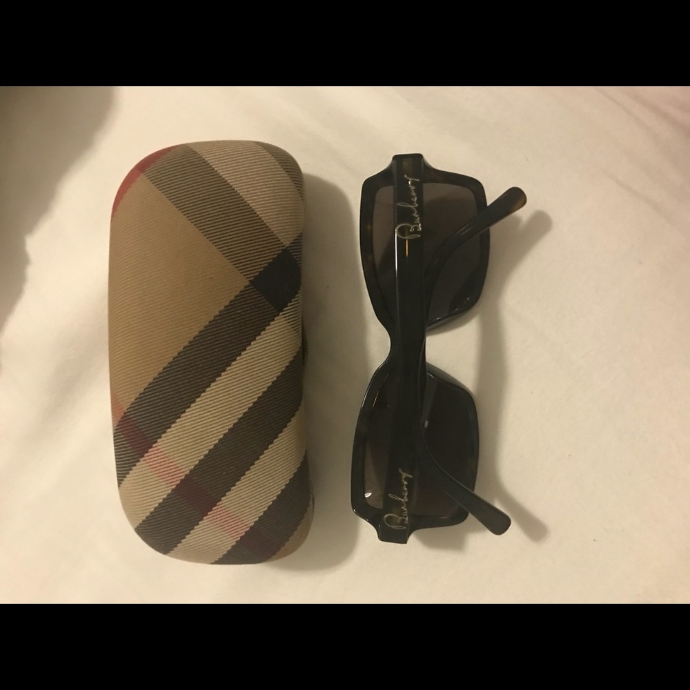 Burberry sunglasses, case and lens cloth - Picture 2 of 6